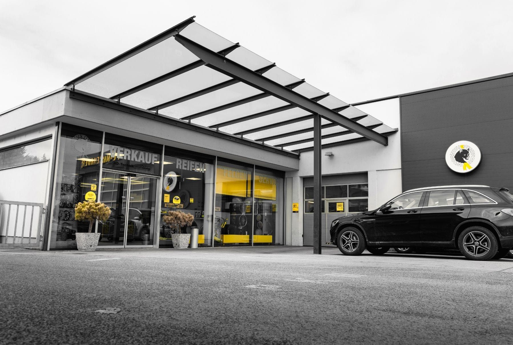 Außenansicht des Plankenauer-Gebäudes mit geparktem Servicefahrzeug davor.