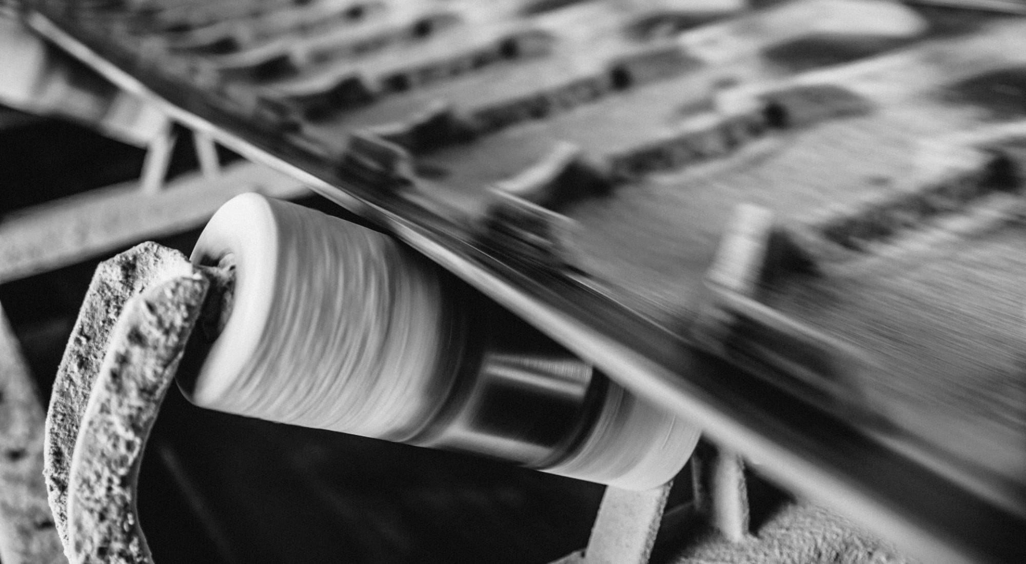 Gummitechnisches Bauteil mit verstärkten Lamellen im Werkstattkontext.