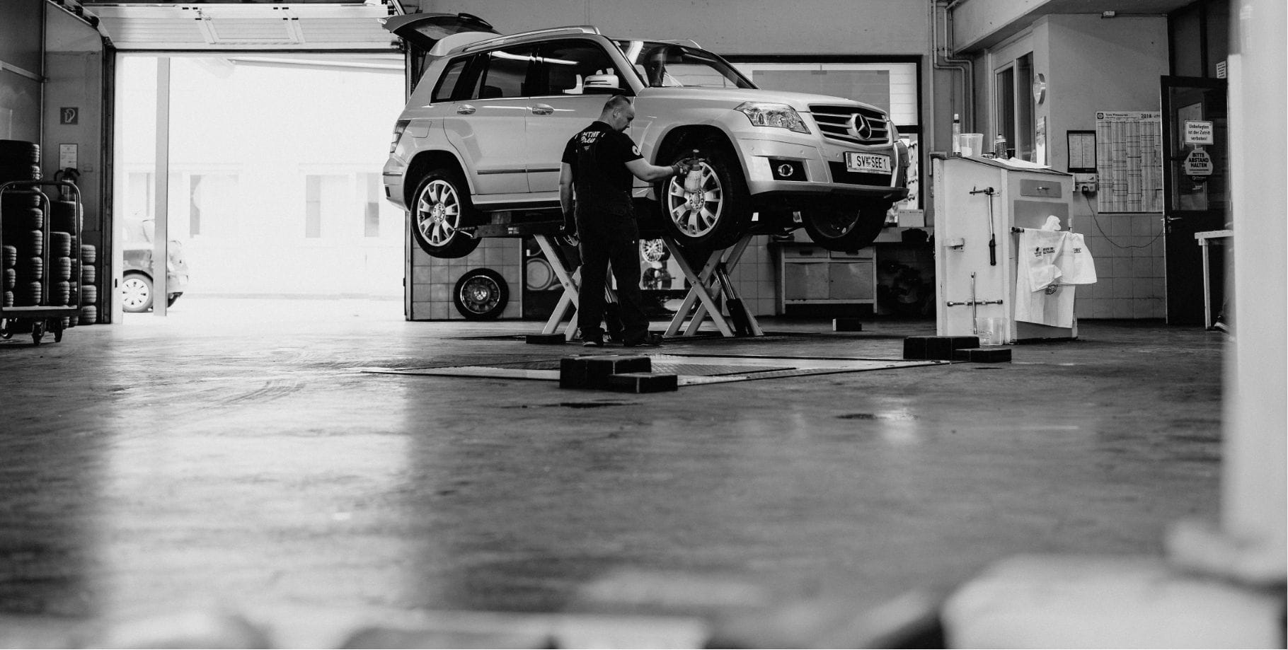 Mitarbeiter montiert fachgerecht einen Reifen – professioneller Montageservice in der Werkstatt von Plankenauer.