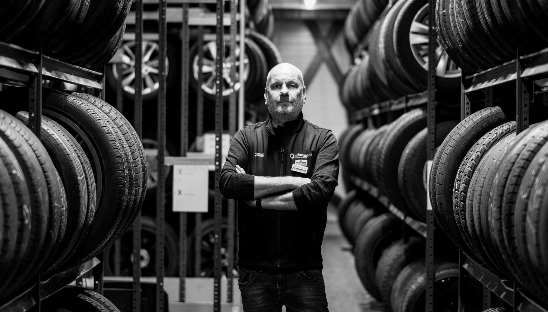 Reifen im Lager mit Testsieger-Siegel – Qualitätsauszeichnung.