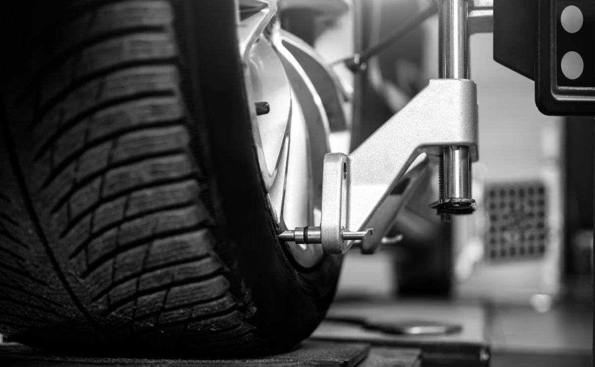 Ein Fahrzeugreifen, an dem ein Mess- oder Montagegerät angebracht ist – technische Prüfung oder Justierung im Reifenservice bei Plankenauer.