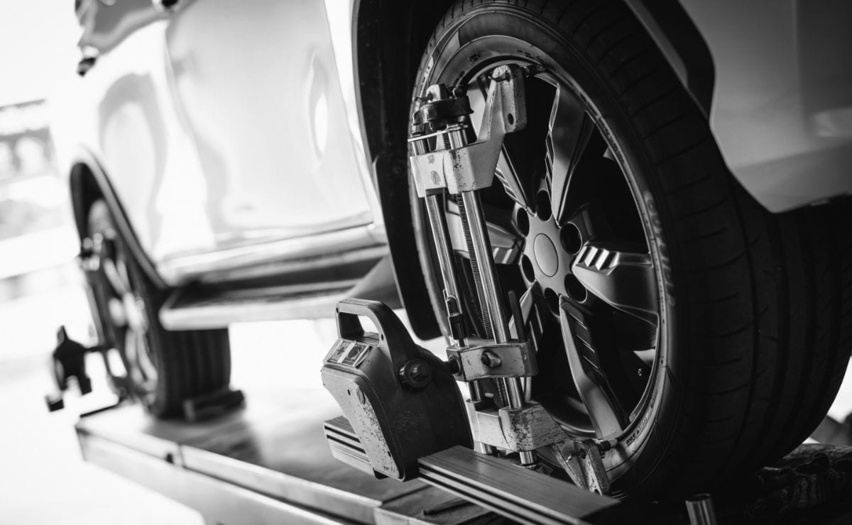 Nahaufnahme eines Autos mit Fokus auf den Hinterreifen – Detailansicht für Reifenservice oder Fahrzeugprüfung bei Plankenauer.