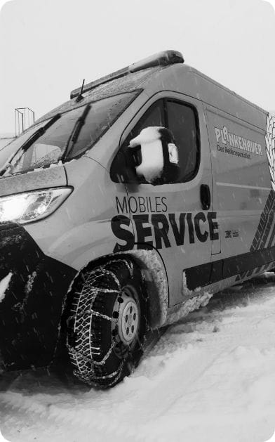 Servicefahrzeug bei Außeneinsatz im Schnee.