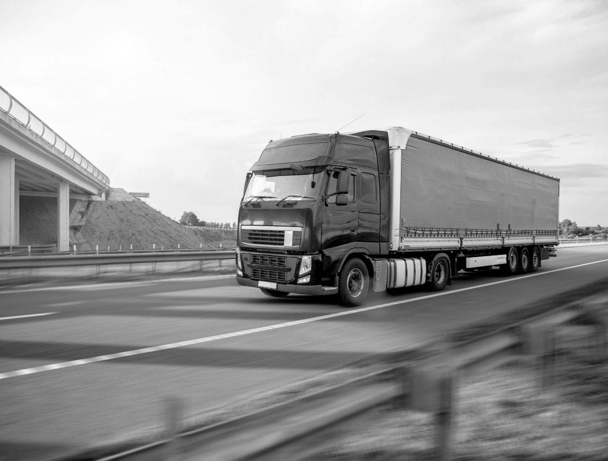 Lkw in Fahrt auf Autobahn – Bewegungseffekt verdeutlicht Geschwindigkeit.