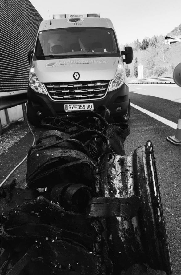 Servicefahrzeug auf Autobahnpannenstreifen – mobiler Reifenservice im Einsatz.