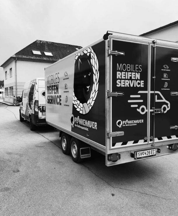 Mobiler Werkstatt-Trailer vor Ort-Einsatz für Industrie- oder Nutzfahrzeuge.