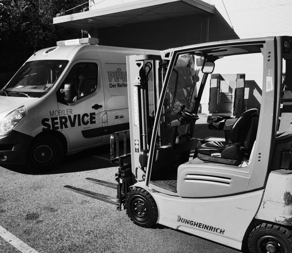 Gabelstapler steht neben Plankenauer-Servicefahrzeug – Einsatzbereitschaft im mobilen Reifenservice.