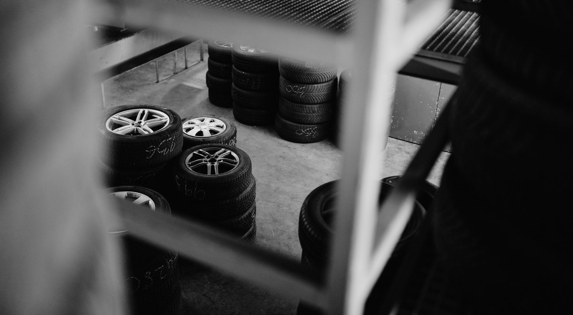 Mehrere Reifen liegen gestapelt im Lager – Bildsymbol für Werte und Bestand.