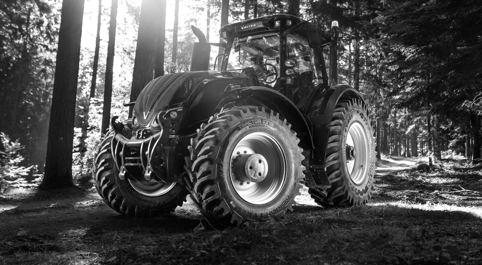 Traktor im Wald – Einsatzgebiet Landwirtschaft und Forsttechnik.