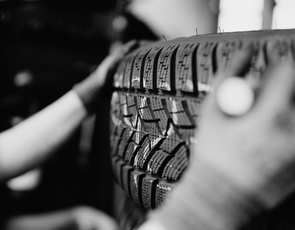 Reifen mit farbiger Markierung auf der Lauffläche, bereit zur Montage oder Prüfung.