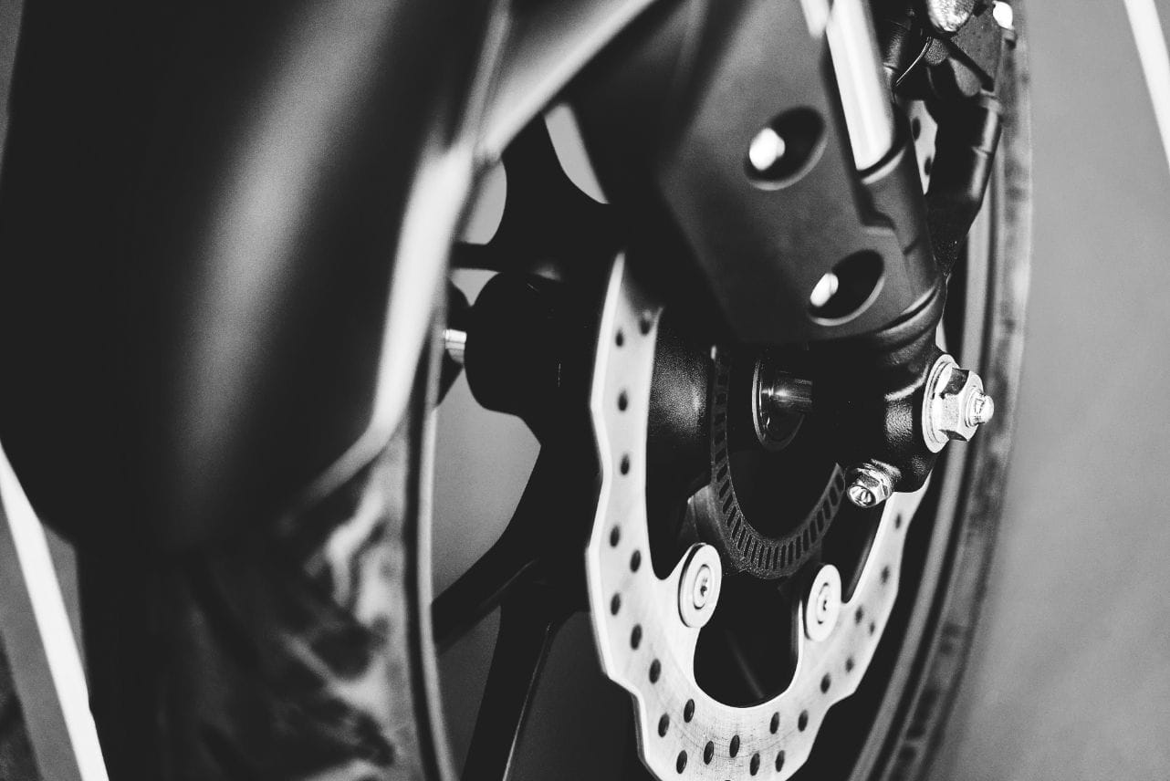 Detailaufnahme eines Motorradreifens mit tiefem Profil und sichtbarer Beschriftung.