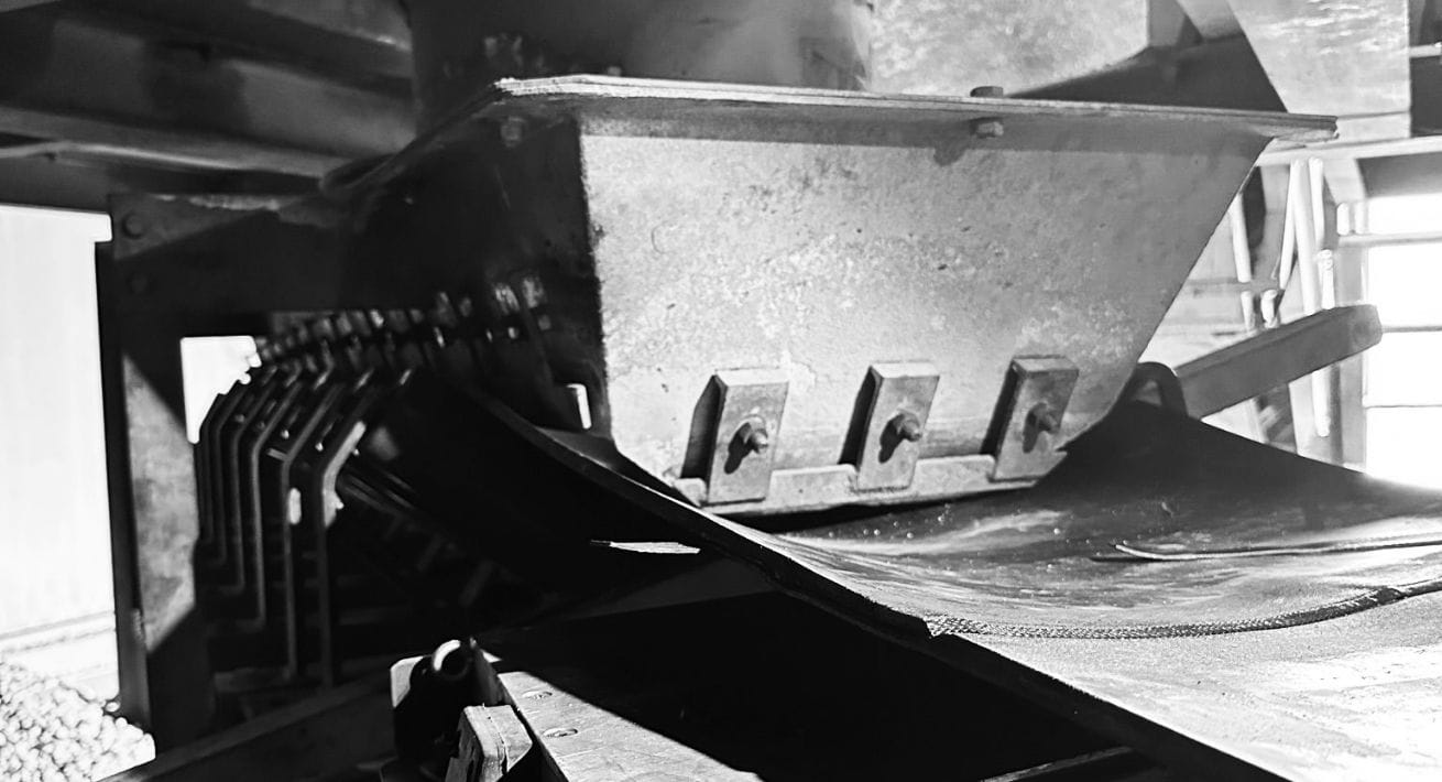 Reifengummi wird an Maschine bearbeitet