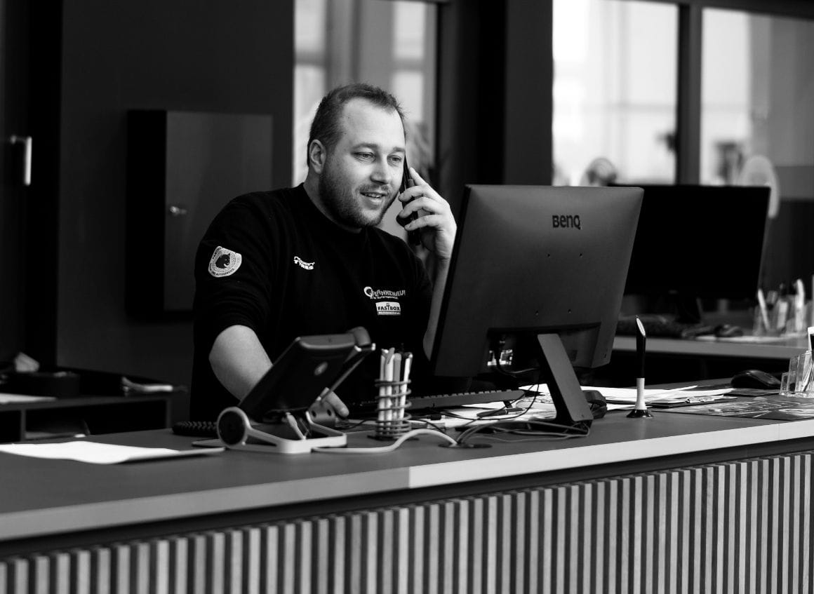 Rezeption im Autohaus Plankenauer – Mitarbeiter am Empfang mit Computern, bereit für Kundenberatung in moderner Umgebung.