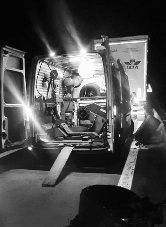 Mobiler Techniker in Aktion – Reparaturarbeiten vor Ort mit Spezialausrüstung.