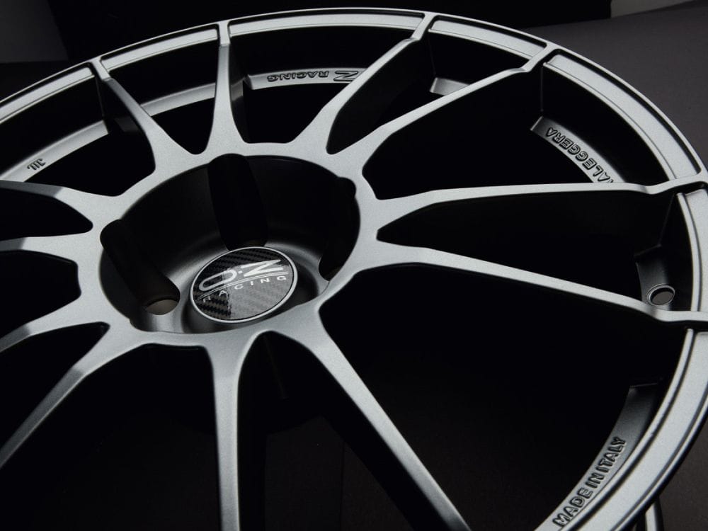 Glänzende Aluminiumfelge mit stilvoller Speichenoptik – Detailansicht für Felgenangebote.