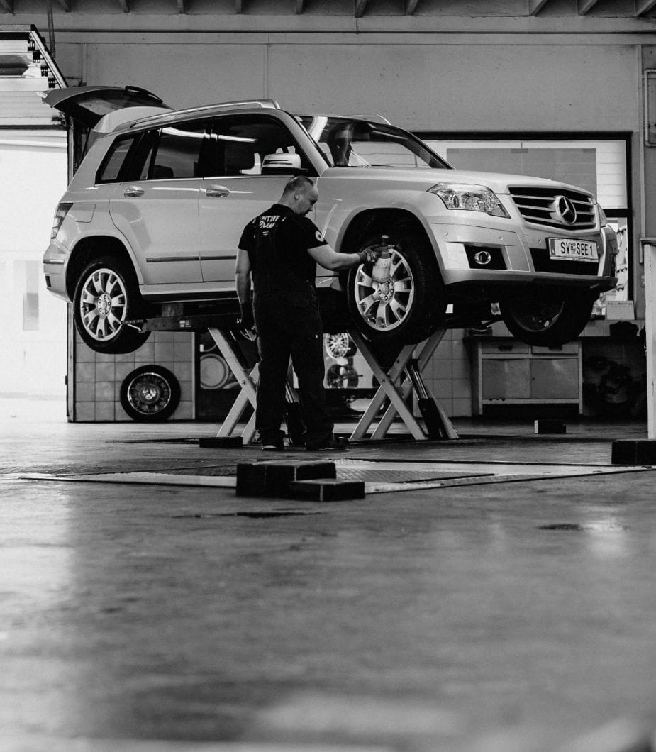 Mitarbeiter montiert fachgerecht einen Reifen – professioneller Montageservice in der Werkstatt von Plankenauer.