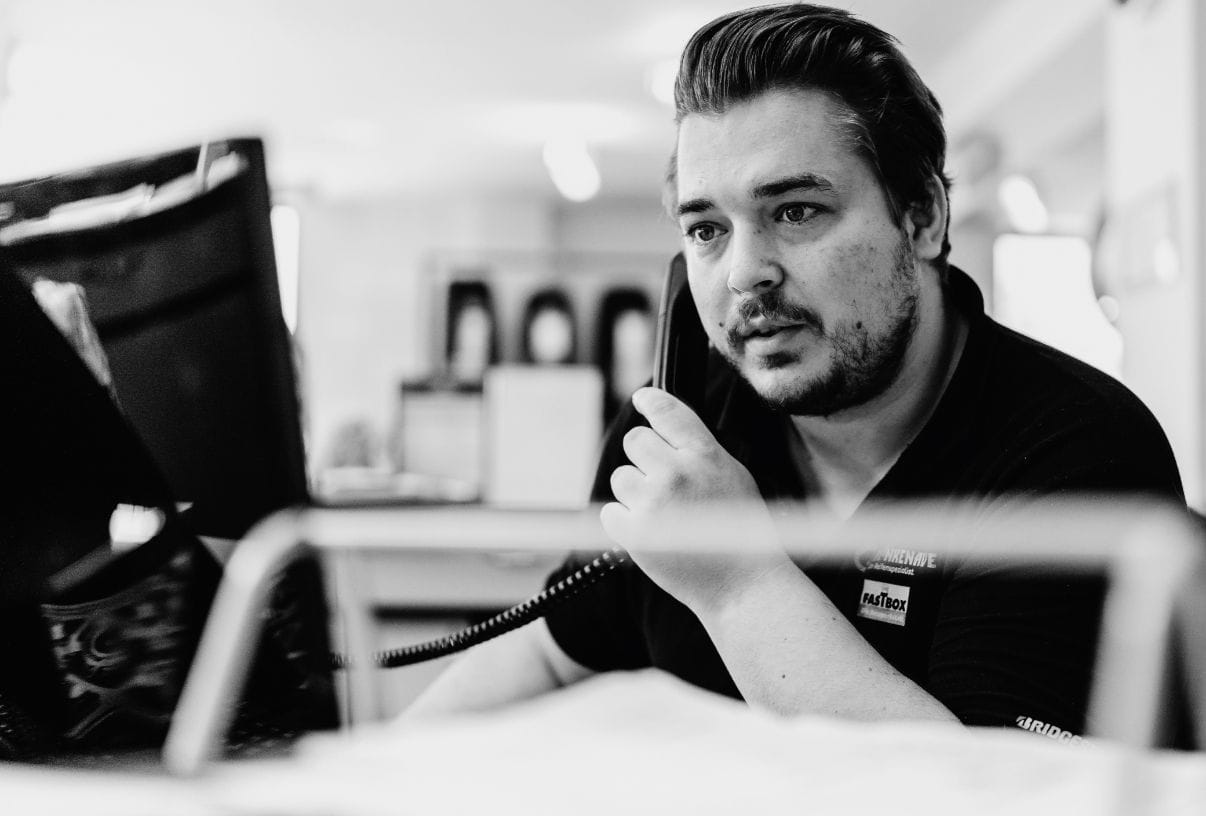 Mitarbeiter von Plankenauer telefoniert im Büro – engagierter Kundenkontakt und Servicekompetenz am Arbeitsplatz.